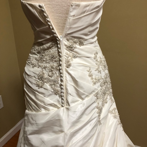 Ivory David’s bridal wedding gown 👰🏻 - Picture 5 of 8